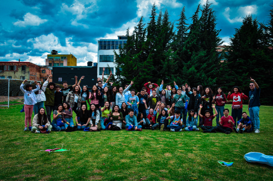 Grupo de estudiantes del Cibercolegio en Bogotá.