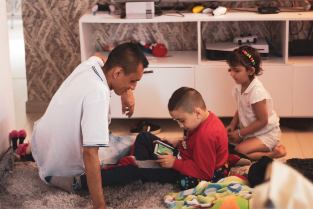 Niños recibiendo educación por parte de un facilitador.