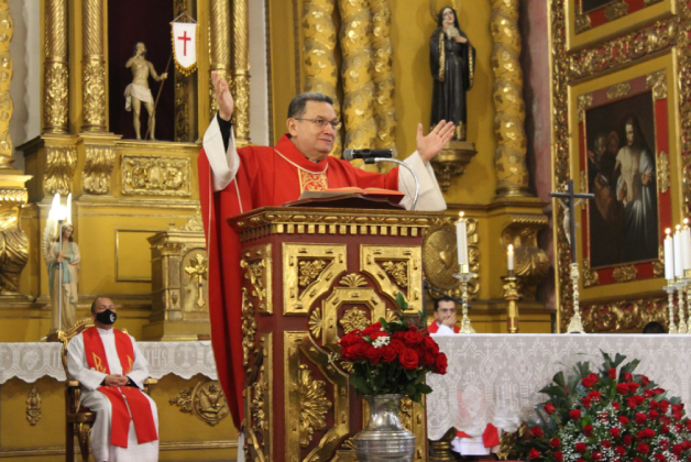 Sacerdote oficiando una eucaristía.