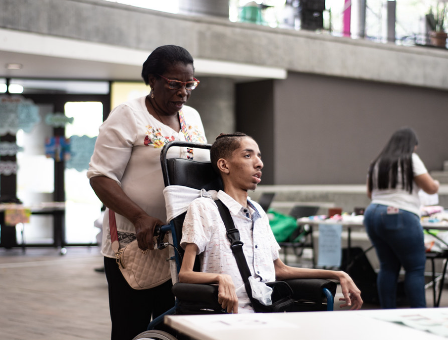 Estudiante en situación de discapacidad sentado en una silla de ruedas.