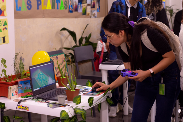 Profesional de la educación realizando adaptación de dispositivos para mejorar la interacción del estudiante.