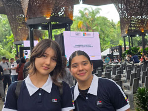 Estudiantes del Cibercolegio UCN participan en Climate Week Biodiversity 2026, realizado en el Jardín Botánico de Medellín. La imagen fue tomada en el espacio de la Cumbre de Gobiernos Locales y Subnacionales, donde presentaron el proyecto “ECCpoint”, una propuesta enfocada en la economía circular en la ruralidad y el aprovechamiento sostenible de los residuos.