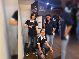 Las estudiantes Mariana Díaz Bernate y María Paulina Ríos Parias, junto a una docente del Cibercolegio UCN, participan en Climate Week Biodiversity 2026. La imagen fue tomada durante su asistencia al evento internacional realizado en el Jardín Botánico de Medellín, donde presentaron el proyecto “ECCpoint”, una iniciativa orientada a la economía circular en la ruralidad y al aprovechamiento sostenible de los residuos.