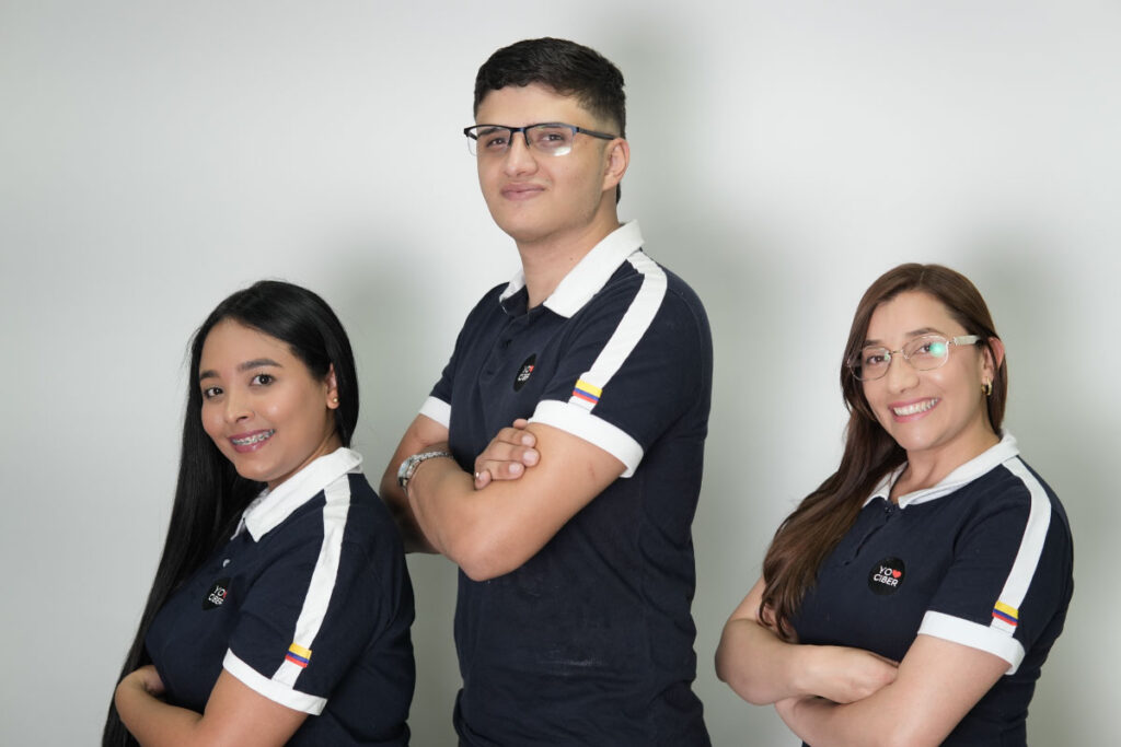 Fotografía del Equipo Conecta del Cibercolegio, conformado por tres colaboradores que acompañan y orientan a las familias durante los procesos de atención y matrícula.