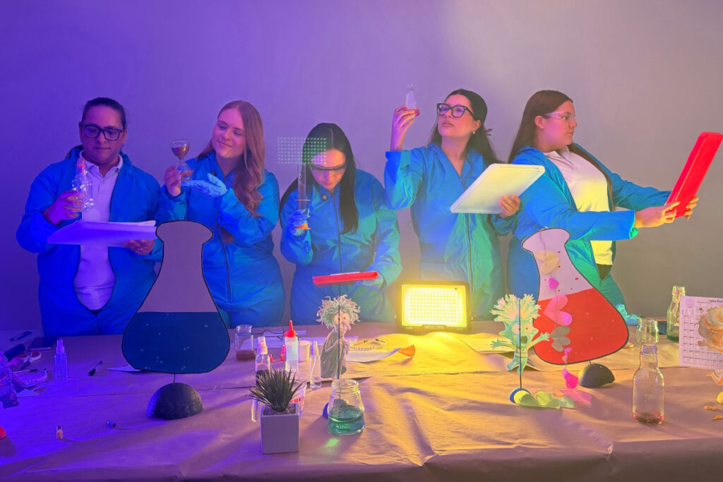 Equipo de Bienestar del Cibercolegio UCN participa en la tercera Cátedra de la Felicidad, ambientada como un laboratorio de emociones, durante una transmisión en vivo sobre salud mental y bienestar emocional.