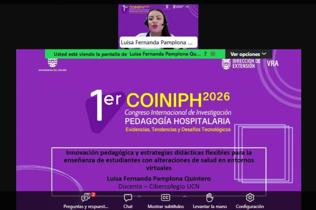 Captura de pantalla de una ponencia virtual en el marco del 1.er Congreso Internacional de Investigación en Pedagogía Hospitalaria (COINIPH 2026). En la imagen se observa la presentación de una docente del Programa Resilientes del Cibercolegio UCN, quien expone la ponencia titulada “Innovación pedagógica y estrategias didácticas flexibles para la enseñanza de estudiantes con alteraciones de salud en entornos virtuales”.