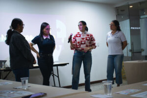 Docentes del Cibercolegio UCN participan en una jornada de cualificación liderada por el programa Resilientes y el área de Bienestar. Durante el encuentro, orientado por la especialista Luz Adriana Rua, los asistentes reflexionan sobre el rol del psicólogo educativo y su aporte al acompañamiento integral de los estudiantes, fortaleciendo así las prácticas pedagógicas y el compromiso con una educación de calidad e inclusiva.