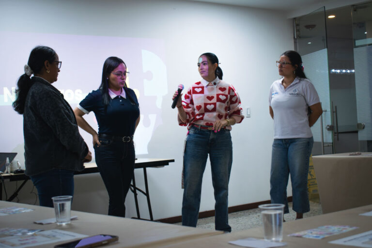 Docentes del Cibercolegio UCN participan en una jornada de cualificación liderada por el programa Resilientes y el área de Bienestar. Durante el encuentro, orientado por la especialista Luz Adriana Rua, los asistentes reflexionan sobre el rol del psicólogo educativo y su aporte al acompañamiento integral de los estudiantes, fortaleciendo así las prácticas pedagógicas y el compromiso con una educación de calidad e inclusiva.